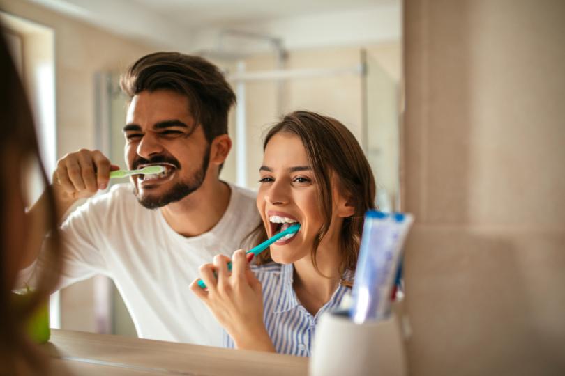 <p><strong>Неправилна устна хигиена</strong></p>

<p>Миенето на зъбите само веднъж дневно не само позволява натрупване на плака по венците, но и води до тяхното възпаляване и оголване. Друг фактор при поддържането на хигиена, който влияе върху денталното здраве, е използваната от вас четка - ако тя е твърда и/или се миете по-грубо, това може да изтъни емайла (външния защитен слой на зъба), предизвиквайки чувствителност.</p>
