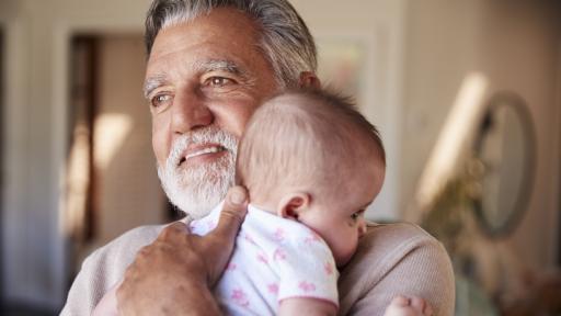  <p><strong>Снимката, която трогна хиляди:</strong> един дядо се срещна с внука си<strong> през прозореца</strong></p> 