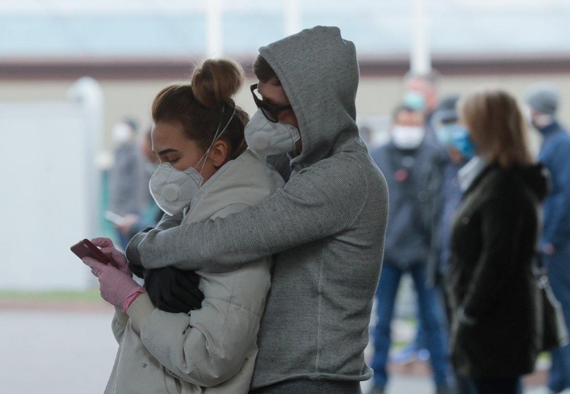 <p>Напускането на жилището е позволено в случаите на спешна медицинска помощ и други преки заплахи за живота и здравето.</p>