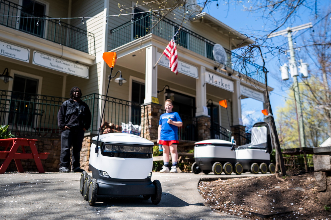 <p>Веднъж заредени с поръчка на клиента, шест колесните роботи са напълно автономни, придвижвайки се по тротоарите до адреса за доставка и след това се връщат до магазина.</p>