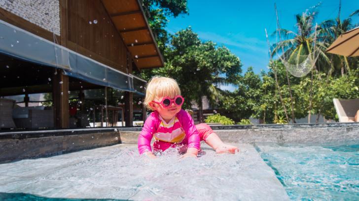 Около басейна: как да предпазим 2-годишните