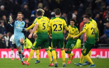 Футболистите на Норич мениджърът Даниел Фарке и ръководството на клуба