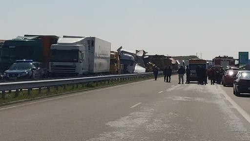  Над 20 тира и коли в тежка злополука, жертви 