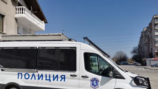  Задържаха мъж с голям брой парцели и коли, само че без приходи 