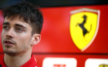 Пилотът на Ферари Шарл Льоклер тренира в дома си в