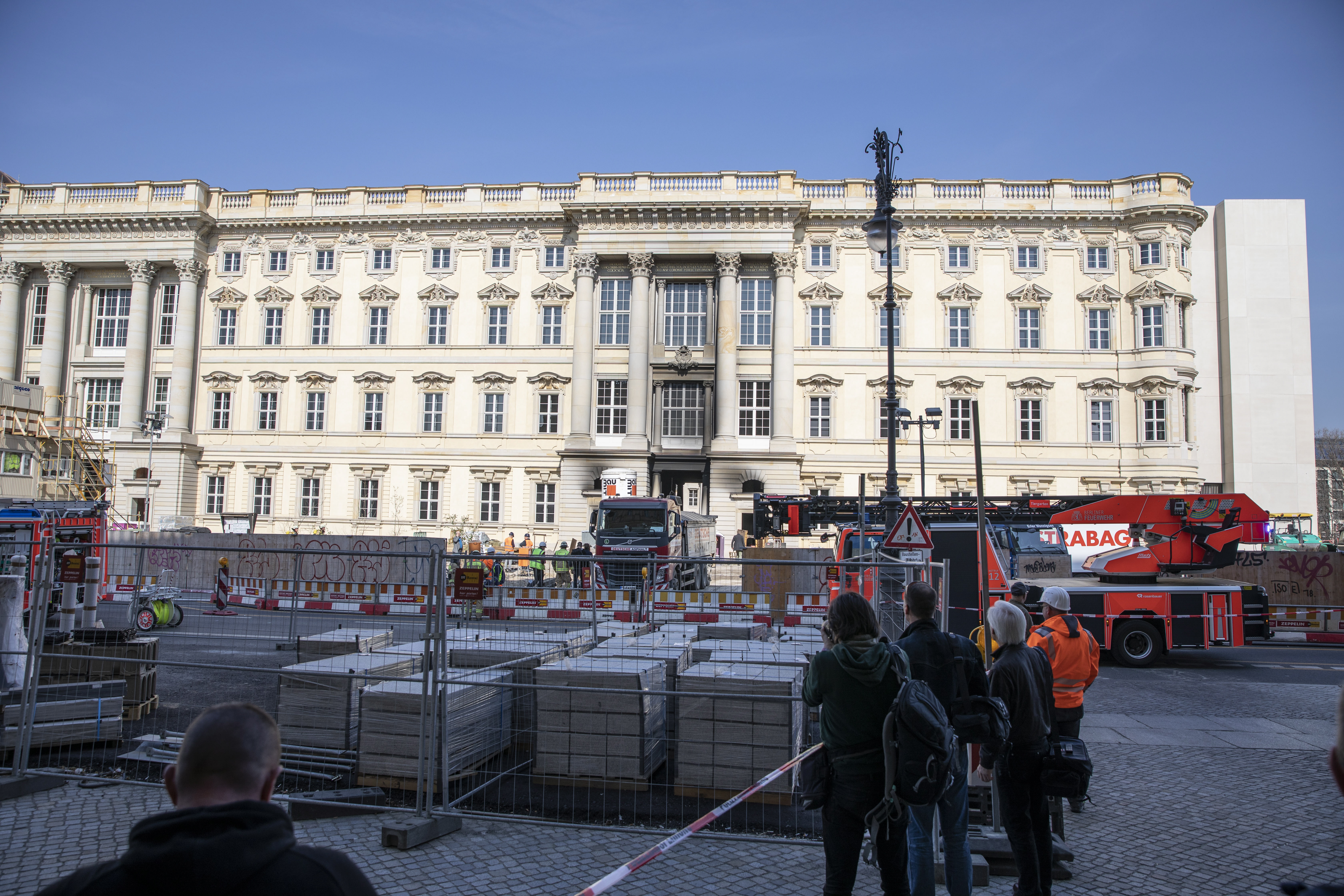 Голям пожар избухна на голям строителен обект в централен Берлин. На място пристигнаха 80 пожарникари.