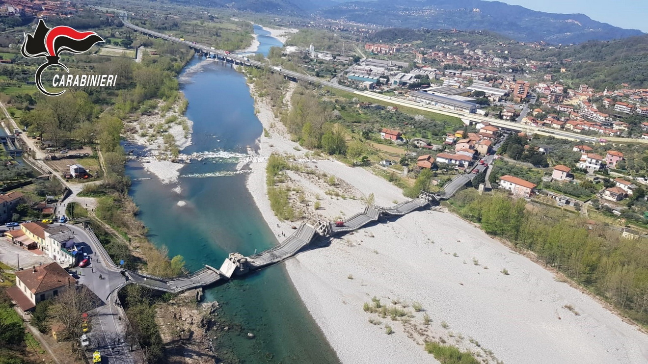 <p>Пътен мост над река Магра се срути днес сутринта в провинция Маса и Карара, регион Тоскана (Северна Италия).</p>