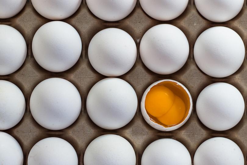 <p><strong>Яйцата</strong> са спрягани отдавна за едни от&nbsp;вредните храни при висок холестерол. Британски учени обаче доказват, че не бива да се страхуваме от&nbsp;консумацията на яйца. Мазните храни са много по-опасни, отколкото яйцата. Причината да бъдат набедени, се крие във факта, че в жълтъците на яйцата се съдържа концентрирано количество холестерол.</p>