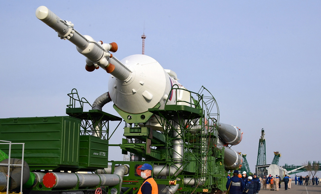 <p>Те ще се присъединят към командира на станцията &ndash; руснакът Олег Скрипочка и колегите му от НАСА Андрю Морган и Джесика Меир, които трябва да се завърнат на Земята на 17 април</p>