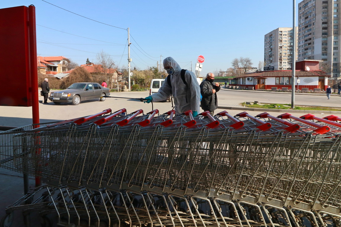 <p>Служители от Столична община дезинфекцират спирки, улици и дворове в квартал &quot;Факултета&quot;.</p>