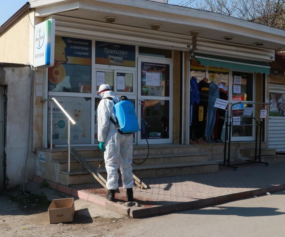 <p>Служители от Столична община дезинфекцират спирки, улици и дворове в квартал &quot;Факултета&quot;.</p>