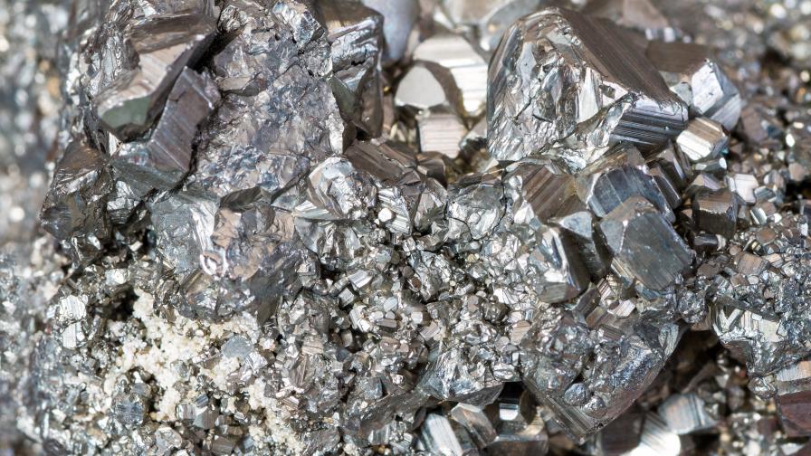 Учени откриха как среброто унищожава бактериите
