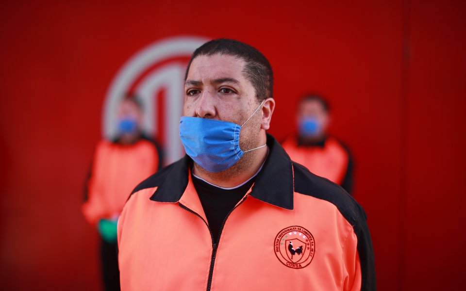 Футболистите от Премиършип ще трябва да покрият лицата си като