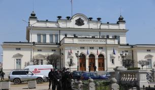 Полицията осуети опит за протест пред парламента