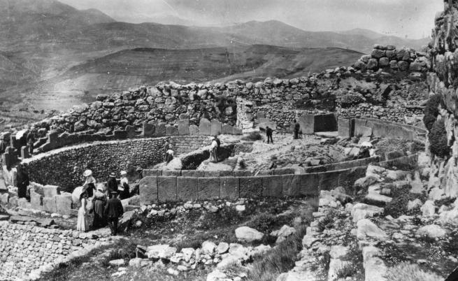 Около 1900 г.: Кръг от гробове във вътрешността на цитаделата в древния град Микена, разкопан от немския археолог Хайнрих Шлиман през 1876 г.