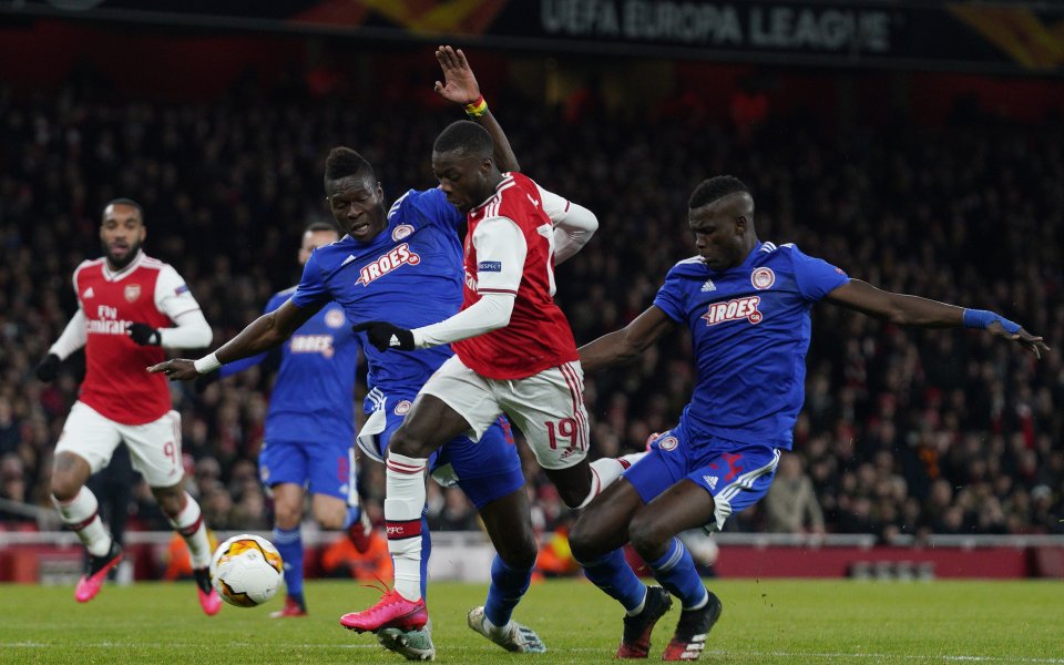 Защитникът на Олимпиакос Усеину Ба е вариант за защитата на