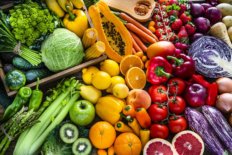 <p><strong>Забравяш за плодове и зеленчуци</strong></p>

<p>Посещенията на магазина сега може да са през по-голям период, но това не бива да ти пречи да включваш достатъчно на брой плодове и зеленчуци в списъка си за пазаруване. Според статистиката например 1 от 10 американци не задоволява препоръчителната дневна доза прием на пресни храни. Няма обаче случаи на Covid-19, при които вирусът да е предаден от повърхност на продукти, така че това не бива да ни спира да купуваме полезни храни. Именно те подсилват имунната ни система, а от нея зависи и здравето ни.</p>

<p>Може да разнообразите чинията си със зеленчуци със сосове или като ги запечете, бланширате или задушите, докато хванат коричка.</p>