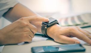 Смарт гривни ще следят спазва ли се карантината