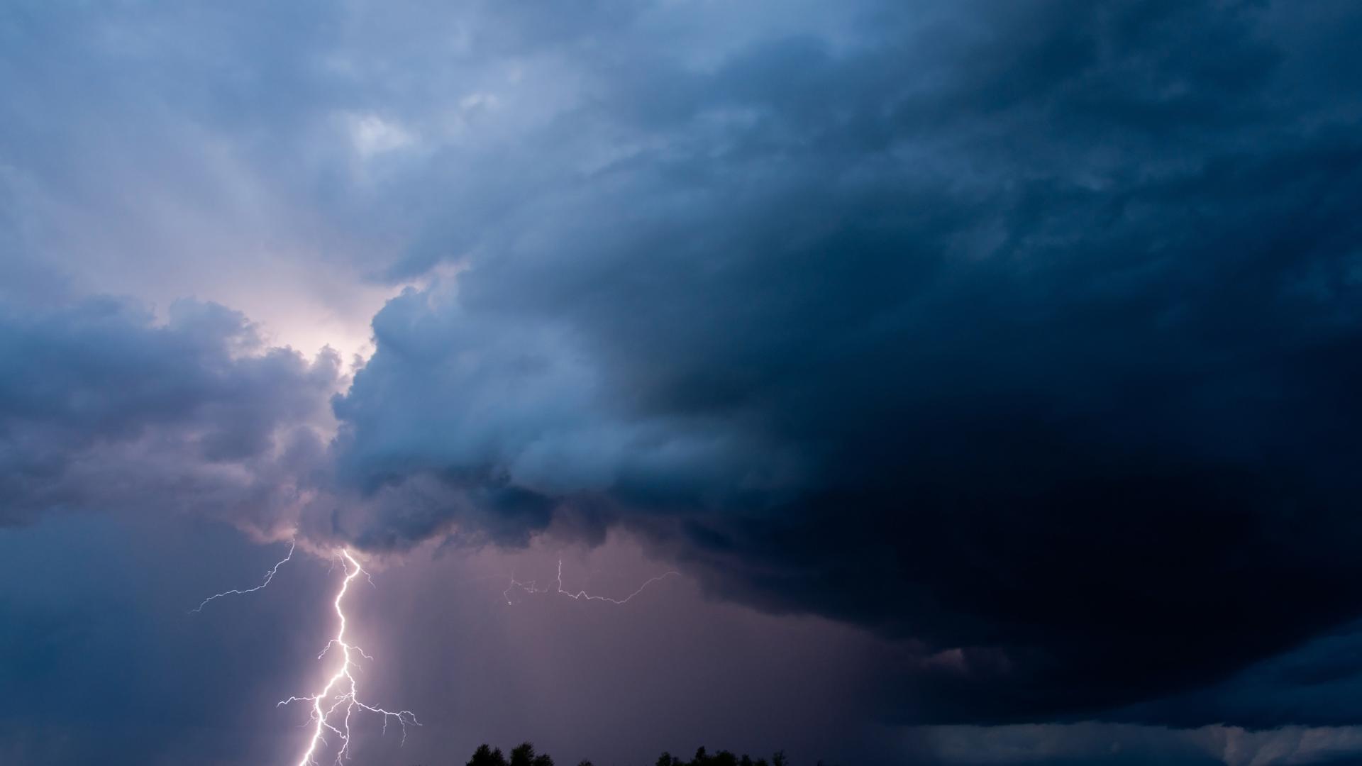 Внезапно и силно торнадо връхлетя в понеделник няколко населени места