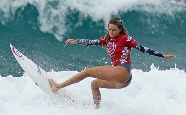 Сърфистката Алана Бланшар намери интересен начин да поздрави хората по
