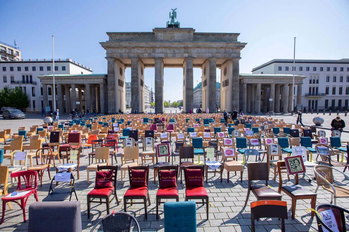 <p>Стотици столове са поставени пред Бранденбургската врата по време на протест в германската столица Берлин.</p>