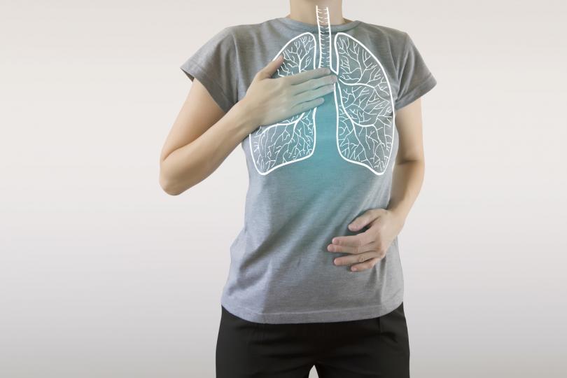 <p><strong>Бели дробове и диафрагма</strong></p>

<p>Дисфункцията на белите дробове и диафрагмата може да провокира болка от едната страна на шията или в областта на рамото.</p>

<p>Подобна болка възниква поради затруднения с дишането или с диафрагмалния нерв, който свързва гръбначния стълб с белите дробове и диафрагмата. Хората, които&nbsp;изпитват напрежение във врата, могат да страдат от непълноценно дишане и по-сложни проблеми с диафрагмата.</p>

<p>Би било грешка да отхвърляте тези симптоми и да забавите посещението си при лекаря.</p>
