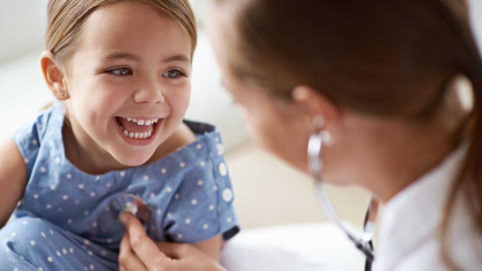 деца лекар преглед преслушване