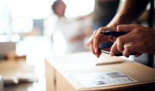 <p>Проверяват куриерски фирми за такса "коронавирус"</p>