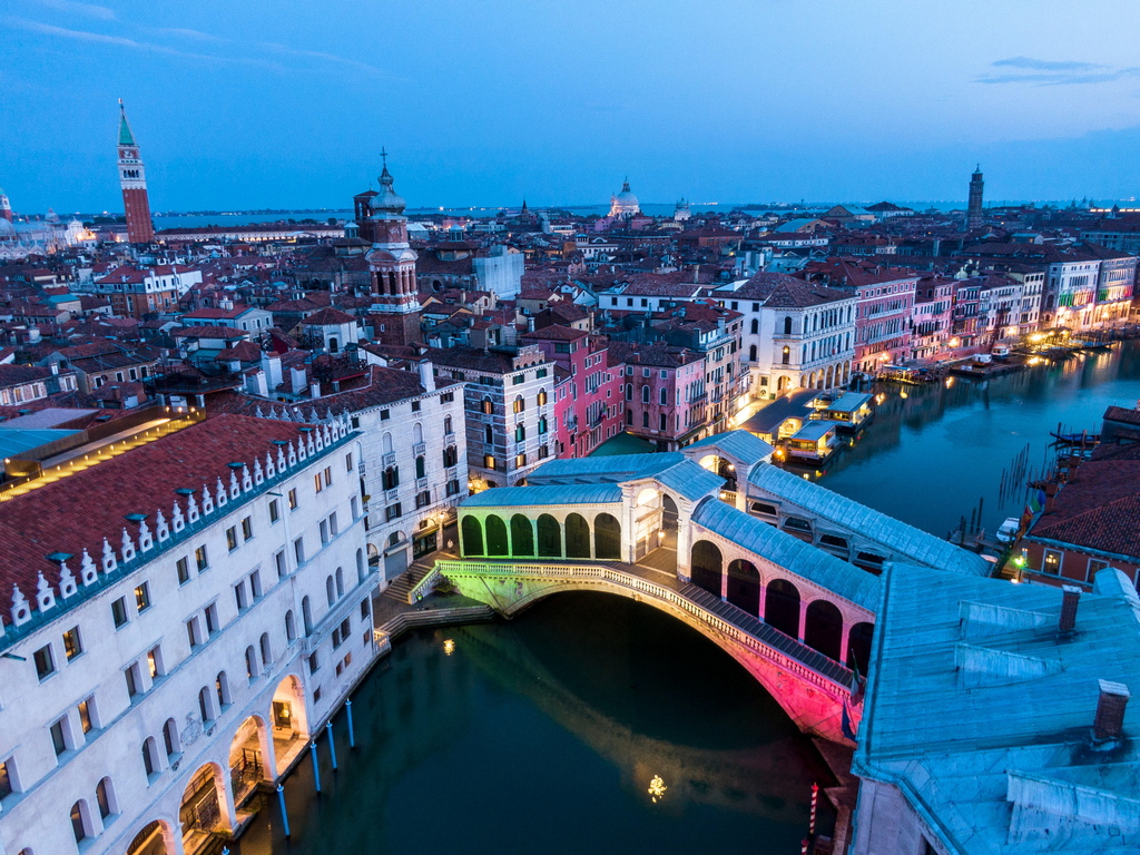 <p>Кметът на Венеция Луиджи Брунаро призова туристите да се завърнат в града веднага след като паднат ограниченията покрай пандемията от COVID-19.</p>
