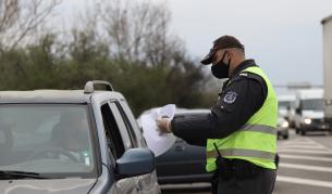 Засилен трафик на изходите на София, 40 хил. автомобила са напуснали столицата