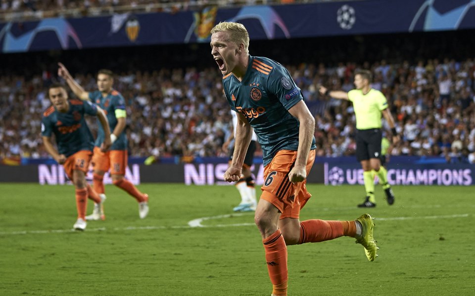 Манчестър Юнайтед се включва в битката за звездата на Аякс