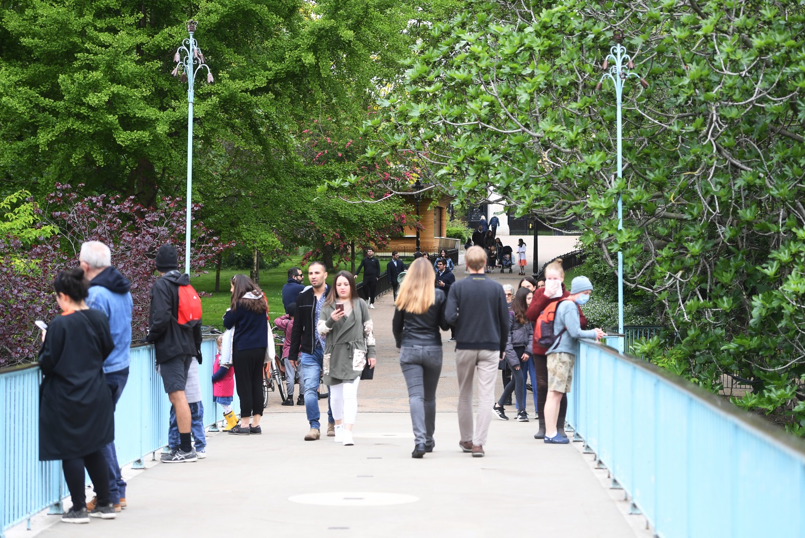 <p>Сейнт Джеймс парк в Лондон отново се изпъни с хора, излезли на разходка</p>