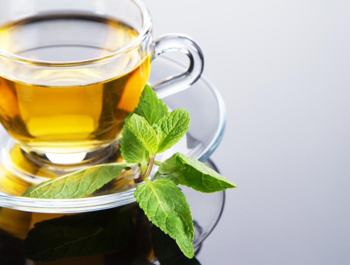 <p>Ментовият чай е доста силен и има релаксиращ ефект. Можете да пиете и чай от лайка, който също служи като болкоуспокояващо.</p>