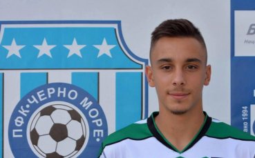 Футболистът на Черно море Илиан Илиев младши отдели от времето си