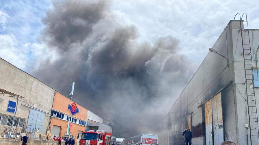 Голям пожар в склад в Пловдив (СНИМКИ)