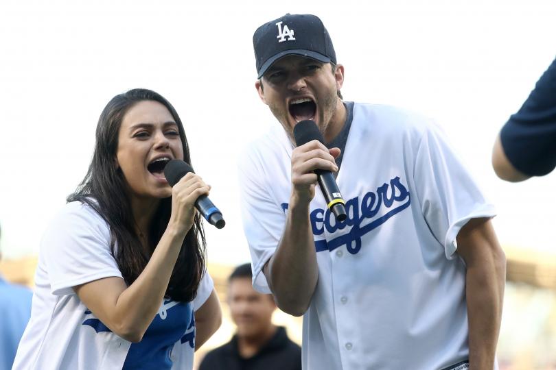 <p>Двойката обявява групирането на любимия си отбор Los Angeles Dodgers, 2016 г.</p>