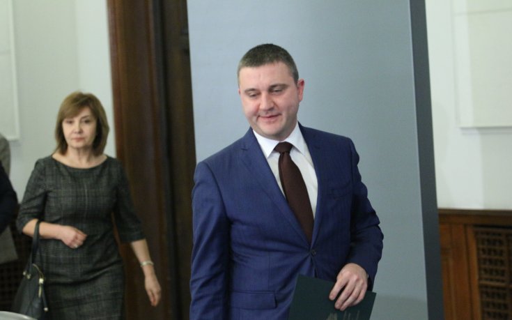Финансовият министър отговори остро на Божков: Първо да си плати дълговете