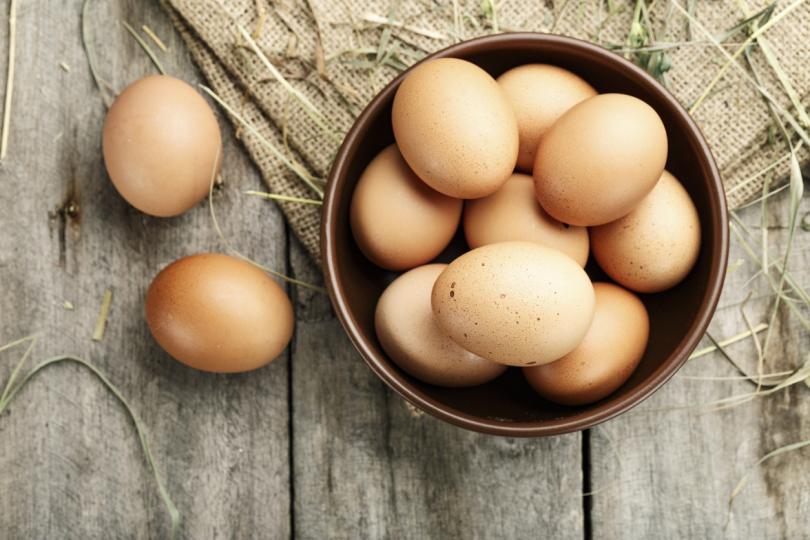<p><em><strong>Прибавете към вашата количка: яйца</strong></em></p>

<p>Едно яйце дава около 10 процента от необходимата ви дневна доза протеини. Яйчният протеин е най-пълноценна храна, ако не се брои майчиното мляко, което означава, че протеинът в яйцата съдържа всички жизненоважни аминокиселини, от които трудолюбивите ви мускули се нуждаят за да се възстановят. Само една такава храна на ден ще ви осигури и около 30% от дневната ви доза<strong> витамин К, който е от жизненоважно значение за здравината на костит</strong>е. И не се притеснявайте твърде много за холестерола си &ndash; изследванията показват, че консумиращите яйца хора по-рядко страдат от сърдечни заболявания, отколкото тези, които избягват яйца.</p>

<p><em><strong>Как да ги ядем:</strong></em> Варени, бъркани, на очи или пържени, яйцата са страхотни и лесни за изпълнение във всичките им варианти. Включете ги като част от сандвича си или като допълнение към местното си меню. Можете също така да ги добавите към печива и супи, като чукнете едно или две малко преди да свалите яденето от котлона.</p>