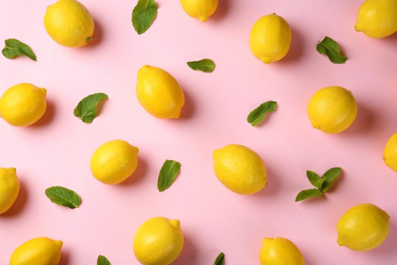 <p><strong>Пийте лимонова вода през целия ден</strong></p>

<p>Изпийте чаша вода с лимон сутрин, след като се събудите и след това продължете да пиете през целия ден между храненията.</p>

<p>С този трик ще се чувствате хидратирани и същевременно ще регулирате апетита си. Лимонът може да помогне на тялото да се отърве от излишното задържане на вода и твърде много сол.</p>
