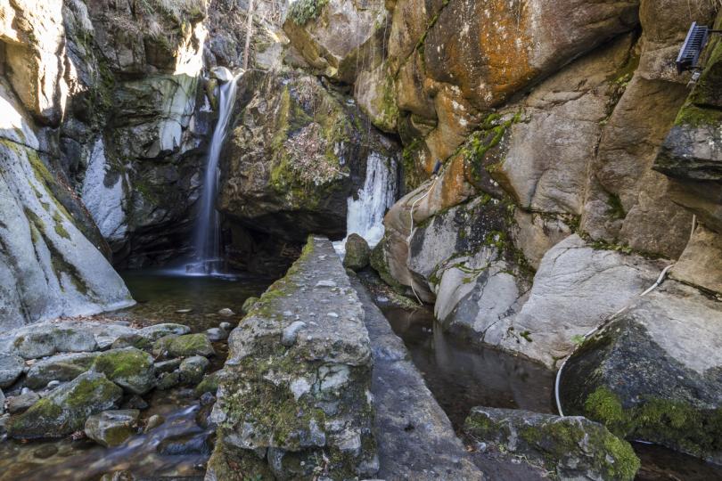 <p><strong>Костенски водопад</strong> - Разстояние от София: 80 км. Костенският водопад е разположен на река Чавча, край Костенец. Височината му е почти 10 метра, като най-голямо количество вода пада, когато се разтопяват снеговете. Обявен е за природна забележителност през 1974 г. Защитени са и растенията по скалите около водопада. На Костенския водопад има посветени две стихотворения на Иван Вазов - &quot;Над водопада&quot; и &quot;Водопадът плаче&quot;. Водопадът е леснодостъпен с автомобил.</p>

<p>&nbsp;</p>