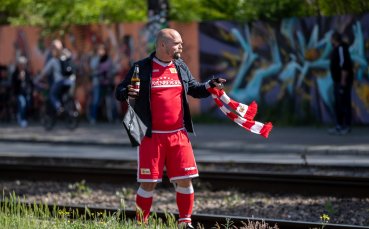 Фен на Унион Берлин подкрепя любимия си отбор извън стадиона