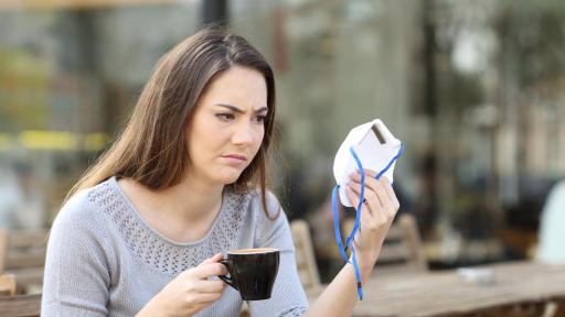  <p>Вие бихте ли се хранили с <strong>такава маска</strong> в <strong>ресторанта</strong>?</p> 