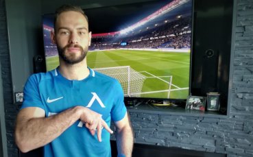 Левскари полузащитникът Симеон Славчев дарява фланелката от благотворителните срещи по