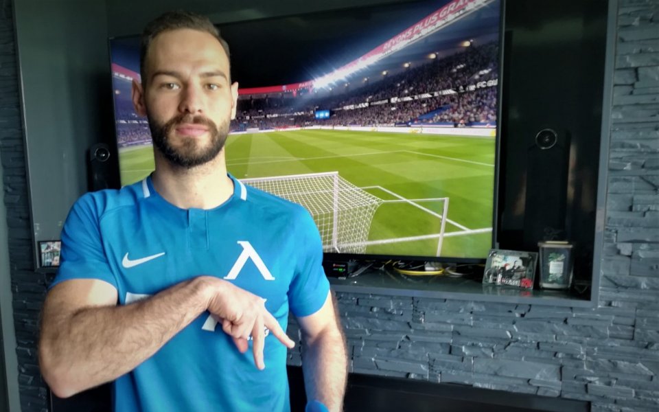 Левскари, полузащитникът Симеон Славчев дарява фланелката от благотворителните срещи по