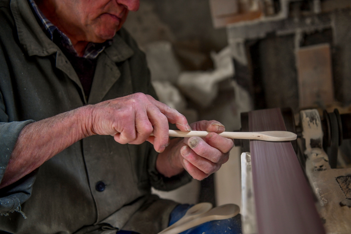 <p>78-годишният майстор прави дървени лъжици от петдесет години.</p>