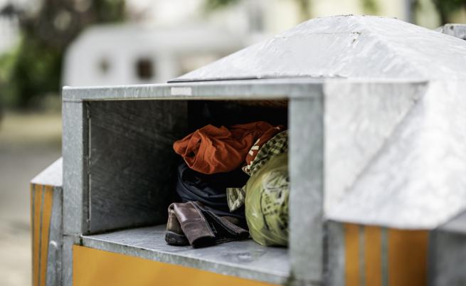 10-годишно дете почина, след като се заклещи в контейнер за дарени дрехи