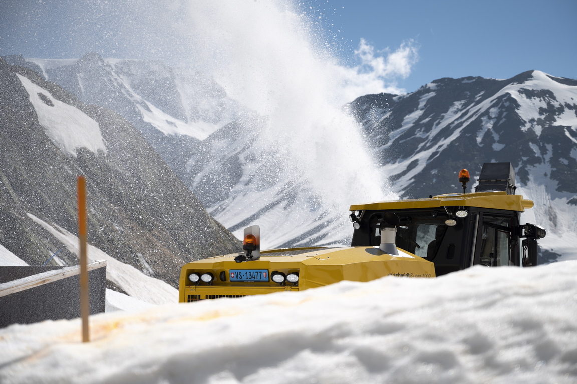 <p>Роторен снегорин по време на подготовката за откриването на живописните алпийски проходи в Швейцария</p>
