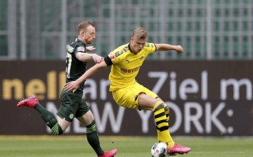 Волфсбург и Борусия Дортмунд играят при резултат 0 1 в двубой от