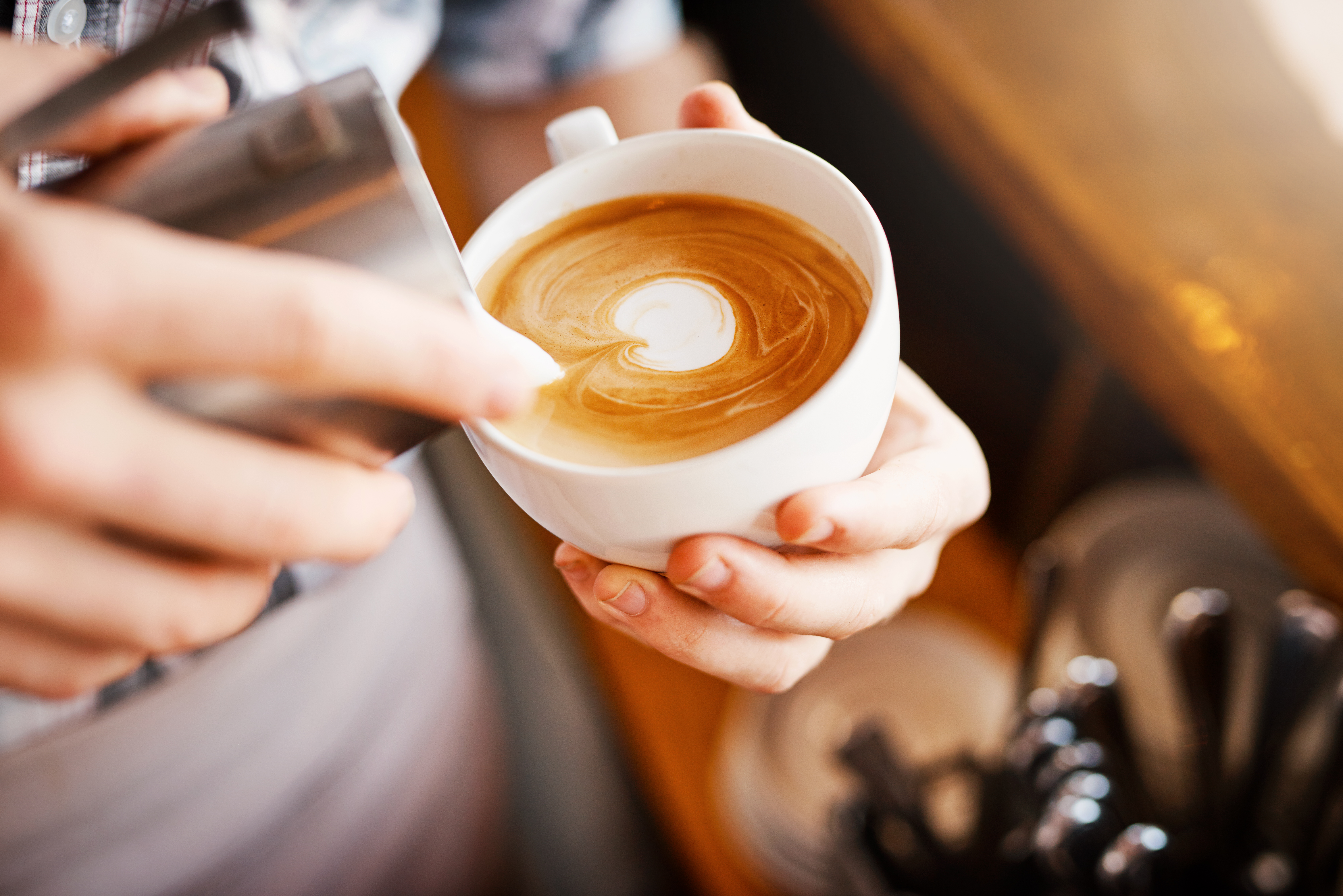 <p>Кафе Според невролога, кафето е сред най-популярните средства за лечение на главоболие. То е богато на антиоксиданти. Настроението и общото здравословно състояние се повишава от 1-2 чаши кафе дневно. Това се дължи на допамина. Трябва обаче да се има предвид, че кафето ще подобри състоянието ви, ако имате ниско кръвно налягане. При високо кръвно нещата няма да изглеждат толкова приятни. Кофеинът е добре известен стимулант. Кафето подобрява вниманието, паметта и бодростта.</p>