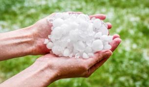 Пет катастрофи край Поморие: Кола се обърна по таван след леден дъжд и градушка